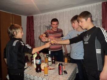 Житель Череповца устроил пьянку с детьми