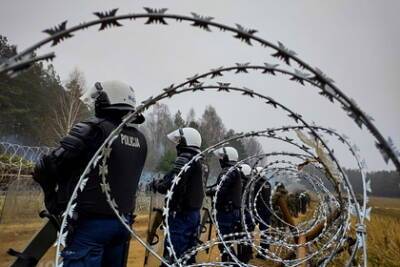 Польша уличила белорусских силовиков в «выталкивании» мигрантов через границу