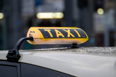 В Белгородской области мужчина привязал карту знакомой к приложению такси, чтобы оплачивать свои поездки