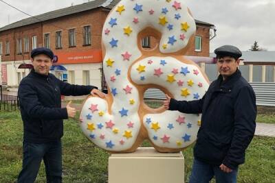 Веневцев возмутил арт-объект в честь булочки на фоне магазина сотовой связи