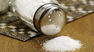 Диетолог Ирышкин рассказал о безопасной суточной дозе потребления соли