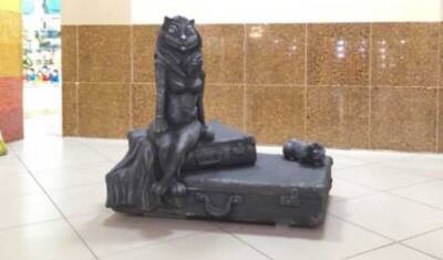 В Кургане скульптуру кошки с женской грудью переместили в ТЦ после критики жителей