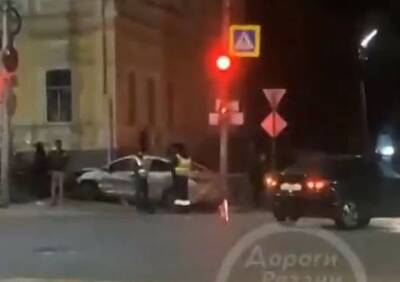 У Рязанского политеха иномарка вылетела на тротуар