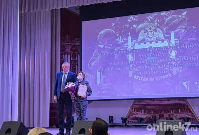 Александр Дрозденко поздравил военнослужащих знаковой 33-й бригады оперативного назначения