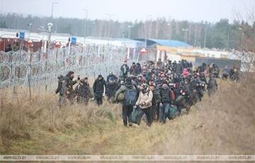 К границе под контролем белорусских силовиков идет новая большая группа мигрантов
