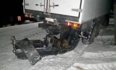 На Ямале водитель снегохода попал в больницу после столкновения с большегрузом
