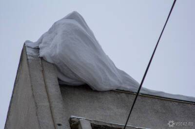 Упавшая с дома снежная глыба проломила крышу автомобиля в Новосибирске