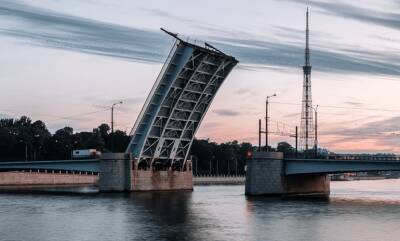 Развод мостов на рукавах Невы остановится 15 ноября