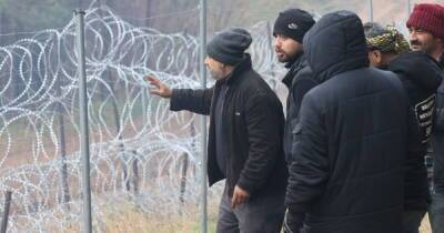 Группа беженцев прорвала ограждение на границе и попала в Польшу