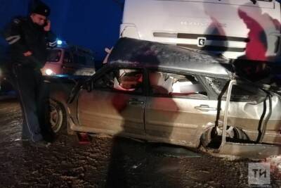 КАМАЗ всмятку разбил легковушку на трассе в Татарстане, есть погибший