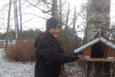 Школьники из Оленинского округа помогают птицам пережить холода