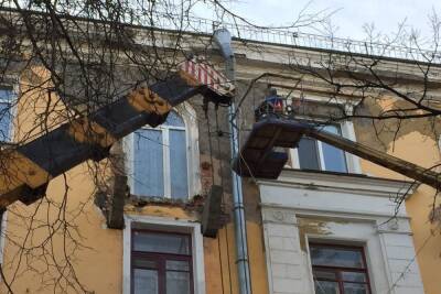 На Октябрьском проспекте в Пскове монтируют новые балконы вместо аварийных