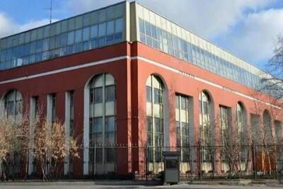 Десятки выпускниц московской художественной школы обвинили учителя в сексуальном насилии. СК не заводит дело