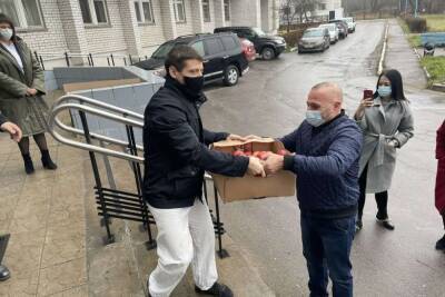 Брянские волонтеры привезли в коронавирусный госпиталь витамины