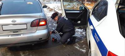 Автоинспектор в Карелии пришел на помощь женщине с ребенком, оказавшимся на обочине