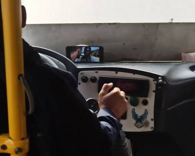 Правоохранители оштрафовали водителя автобуса в Ташкенте, который во время езды смотрел фильмы на телефоне