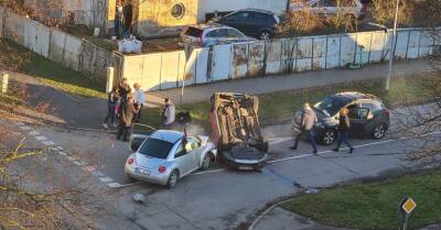 ФОТО: В Межциемсе в результате аварии машина перевернулась на крышу