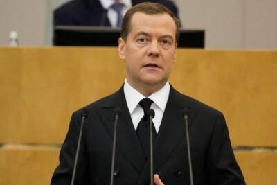 Медведев: необходимо тщательно расследовать все преступления, совершаемые в тюрьмах
