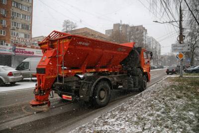 Более 20 машин убирают снег в Нижнем Новгороде