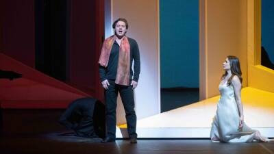 Певец Дмитрий Корчак рассказал об оперной постановке «Риголетто» в Париже