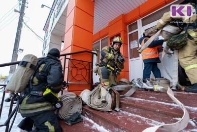 В Сыктывкаре тушили пожар в учебном центре федеральной противопожарной службы