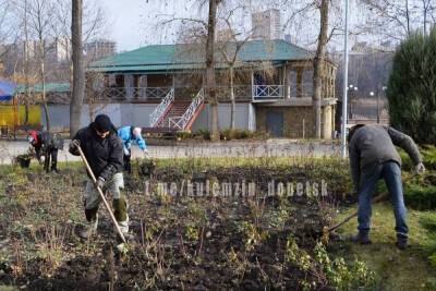 Около цирка в Донецке высадили тюльпаны