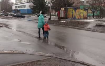 Не отвлекайтесь ни на секунду: доктор Комаровский напомнил о правилах перехода дороги с ребенком