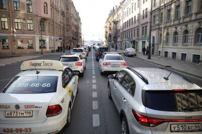 Семибалльные пробки взяли в тиски петербургские дороги