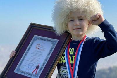Шестилетний мальчик из Дагестана установил рекорд по хождению на руках