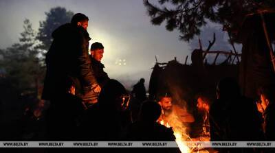ФОТОФАКТ: Холодная земля и костры. Беженцы на белорусско-польской границе готовятся к пятой ночи