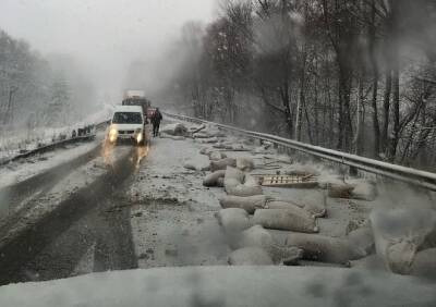 В Касимовском районе после ДТП дорога оказалась усыпана мешками