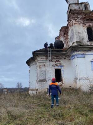 Спасатели в Вологодской области помогли решить проблему с обрушением купола церкви