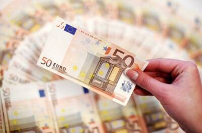 Средний курс евро со сроком расчетов "завтра" по итогам торгов составил 82,5905 руб.