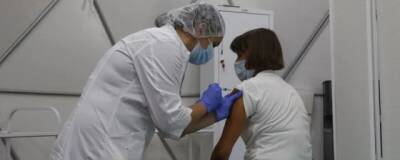 Врач Токарев: людям без антител после прививки или COVID-19 нужно вакцинироваться досрочно