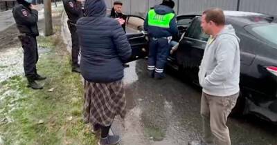 Странное поведение россиянки за рулем спровоцировало пробку на московской дороге