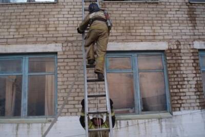 Пожарные спасли пенсионера из горевшей квартиры в Чите