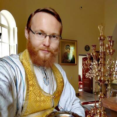 Священника, уволенного после поста о Навальном, решили сослать в монастырь