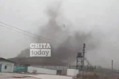 Читинец снял на видео дым, валящий из-под крыши одного из зданий ИК-5