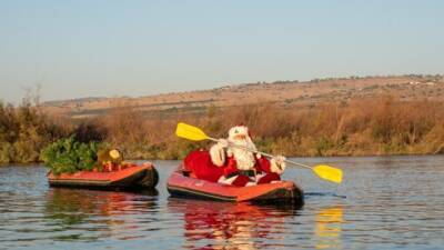 Видео: что делает Дед Мороз в лодке на реке Иордан