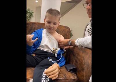 Мальчик, потерявший руку и обе ноги в ДТП под Рязанью, опробовал искусственную кисть