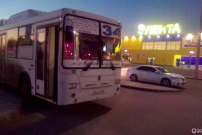 Пассажира выгнали из автобуса за отказ платить наличкой в Новосибирске