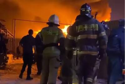 В Пензе поздним вечером за филармонией произошел крупный пожар