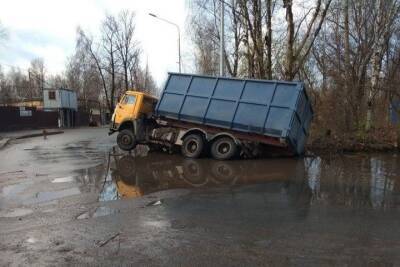 «Как Лох-несское чудовище»: петербуржцы пожаловались на огромную лужу в Красногвардейском районе