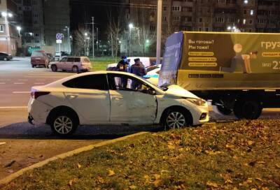 Два авто столкнулись ночью на Комендантском проспекте