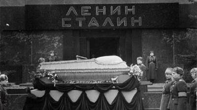 «Сталина надо убрать из Мавзолея!»: кем был главный инициатор вторых похорон «вождя народов» - Русская семерка