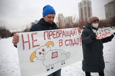В Екатеринбурге сотни человек вышли на акцию протеста против QR-кодов. Что они говорили