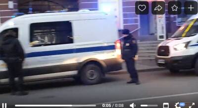 В центре Петербурга в окружении полиции на дороге лежит неподвижный человек
