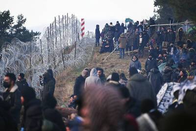 На границе Польши и Белоруссии замерзают беженцы