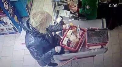 В Чувашии задержали женщину, которая украла кошелек в магазине