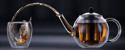 Ученые объяснили «эффект чайника», когда вода стекает по посуде на стол